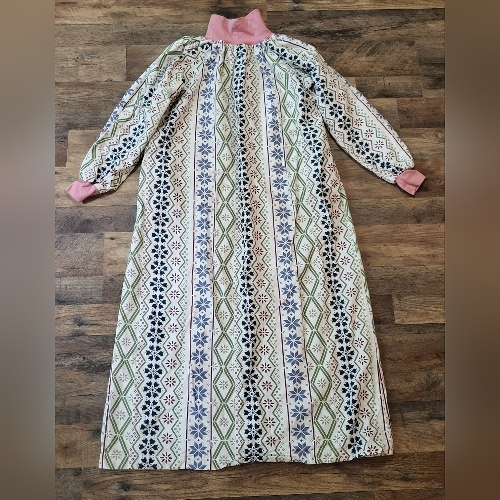 The Vermont Country Store Women's Holiday Snowflake Winter Mock Neck Nightgown L
